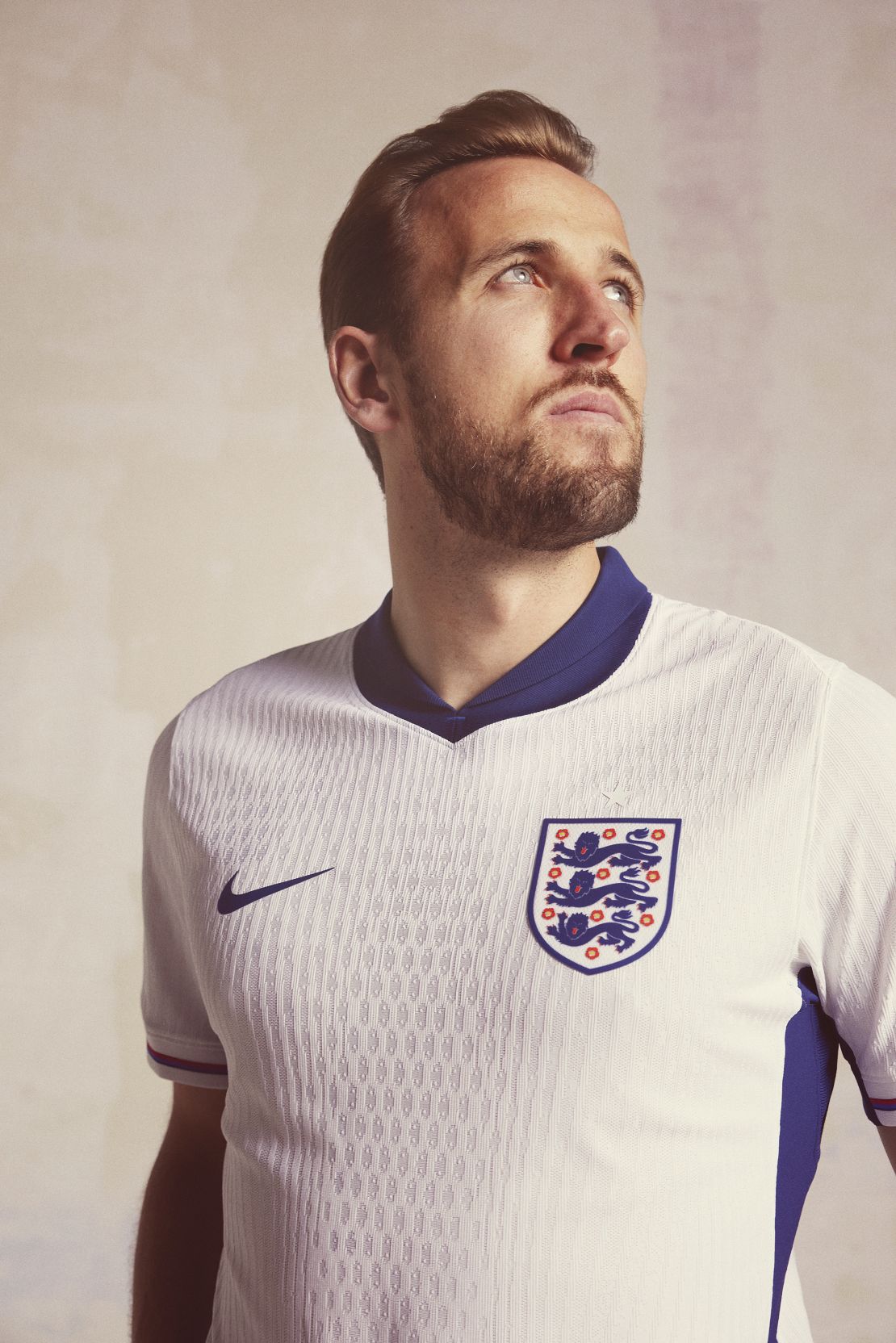 Đội trưởng đội tuyển Anh Harry Kane mặc trang phục thi đấu mới của đội tuyển quốc gia.